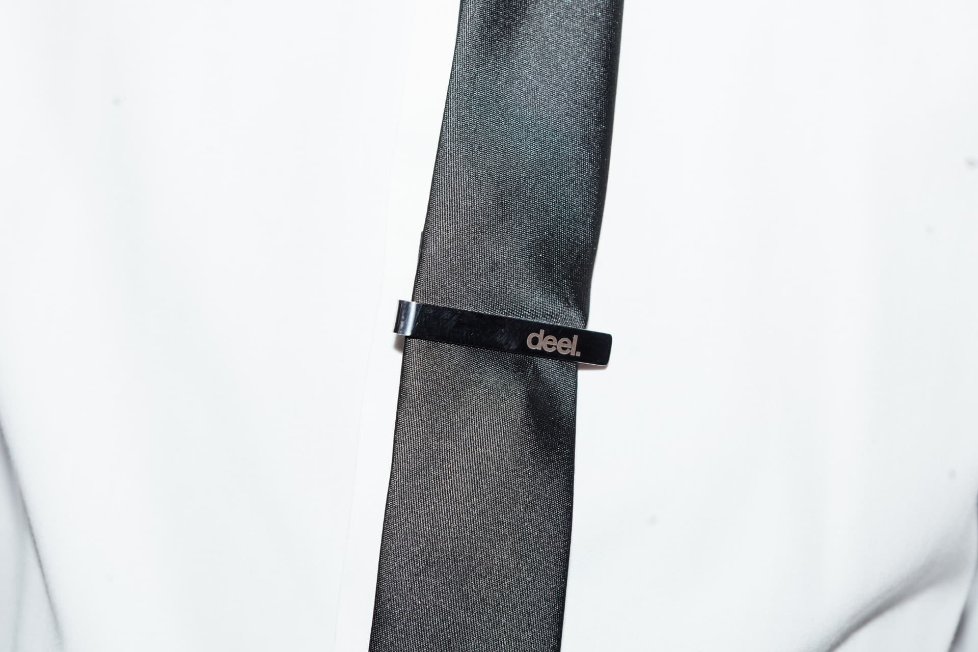 Branded tie bar detail